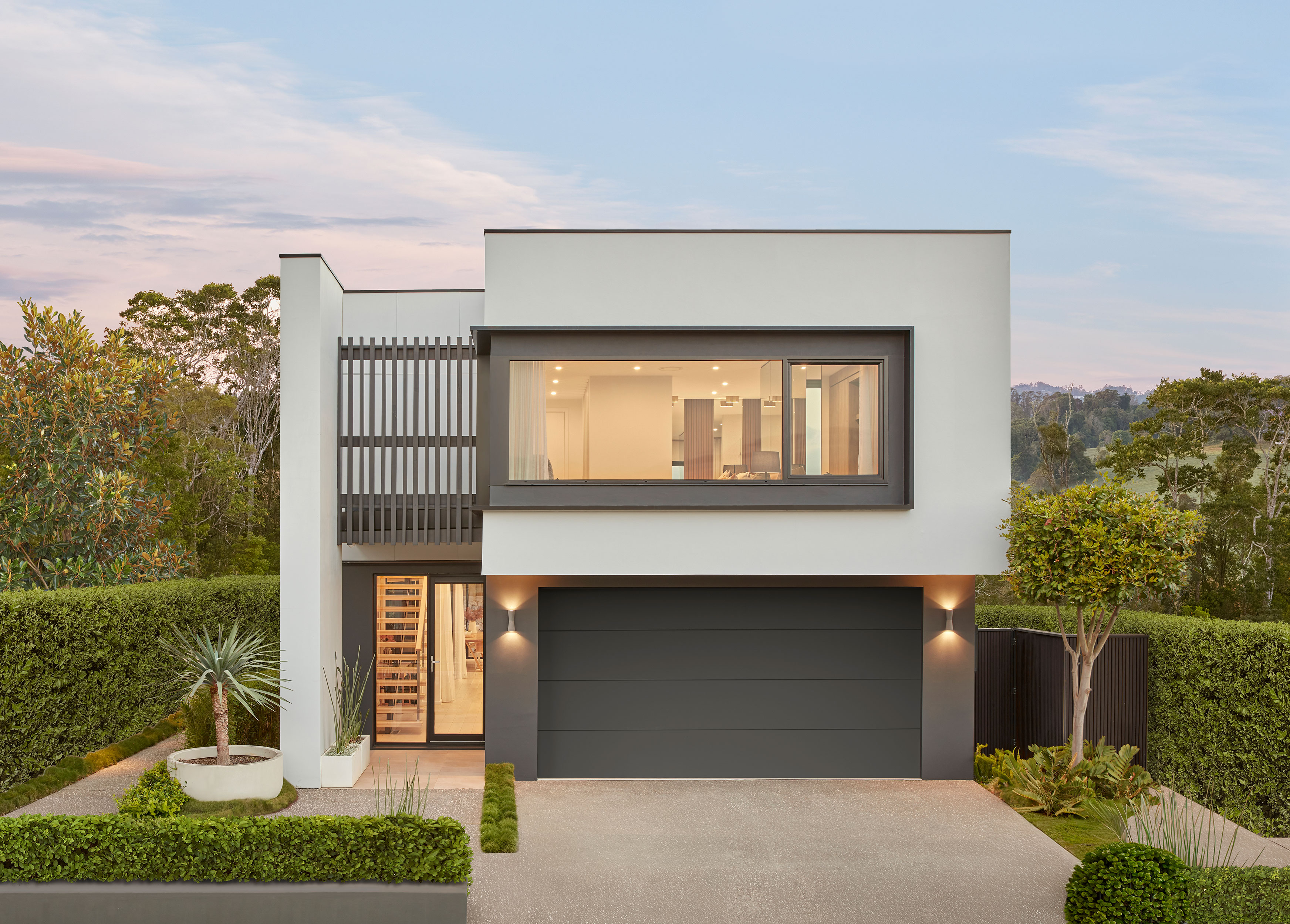 Leona with Elite facade